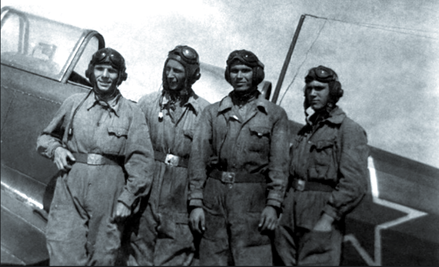 Курсанты Саратовского аэроклуба, герой статьи – первый слева.