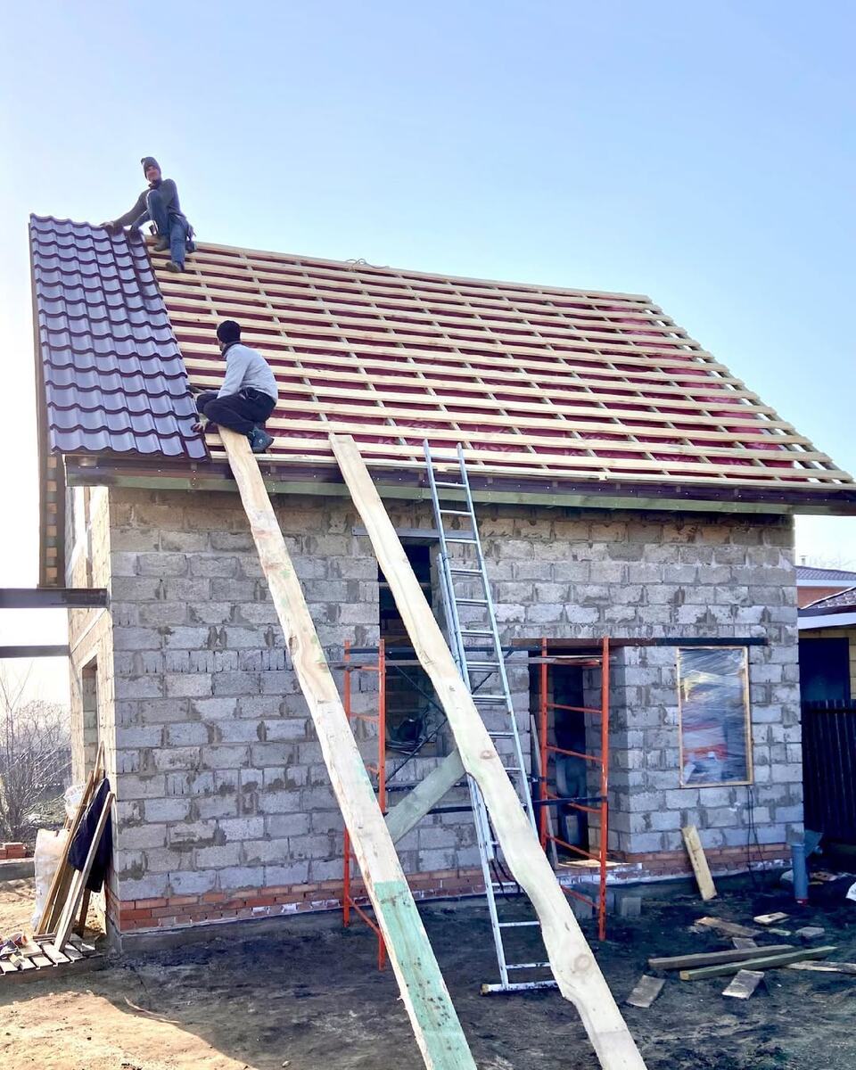 Поднимали листы по двум доскам