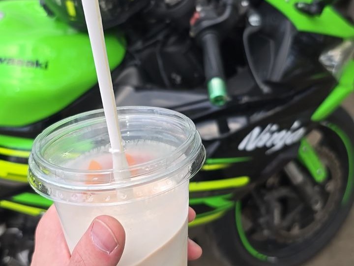 Сегодня мой рабочий день проходит на двух колесах! 🛵💨 Чувствую себя невероятно свободно и энергично