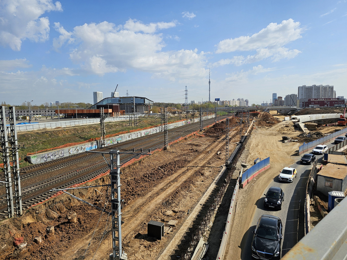 📷 1.1: Здесь расположатся платформы D3 и ВСМ. Общий план. На дальнем плане сход к метро из конкорса D1.