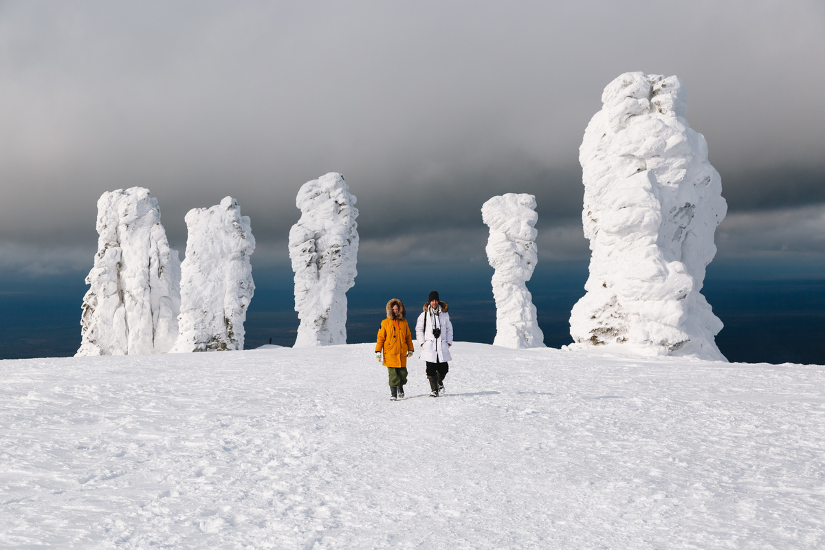 Я и Аля среди гигантов - столбов Маньпупунёра. Фото: Андрей Белавин