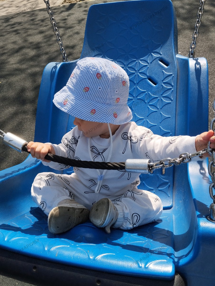 Принцесса примеряет трон)))