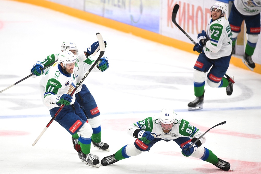    Герой серии - защитник "Салавата Юлаева" Алексей Василевский (№ 93). Он забросил победные шайбы в шестом и седьмом матчах чевертьфинального противостояния со "Спартаком". / РИА Новости