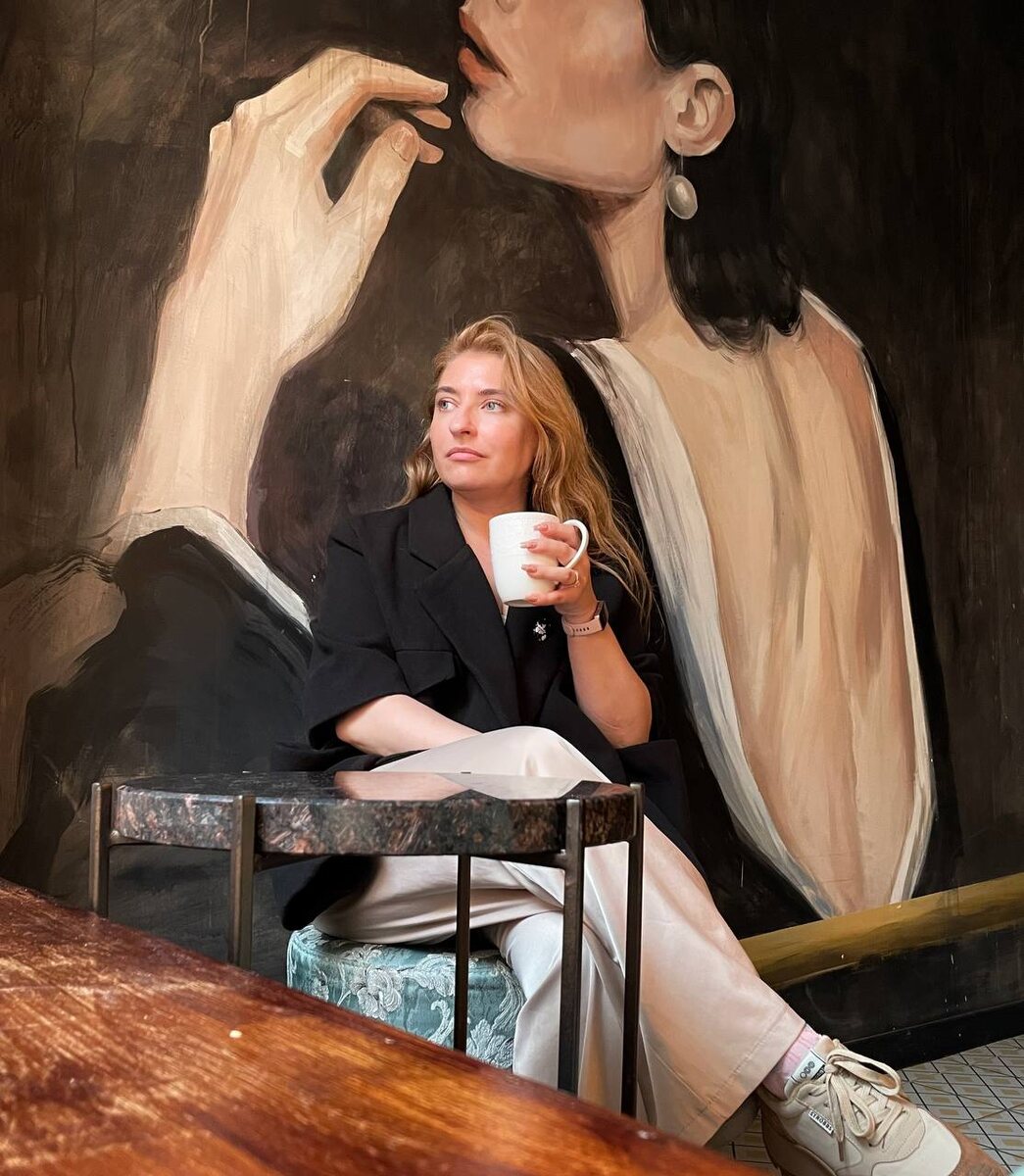 Автопортрет за чашкой чая