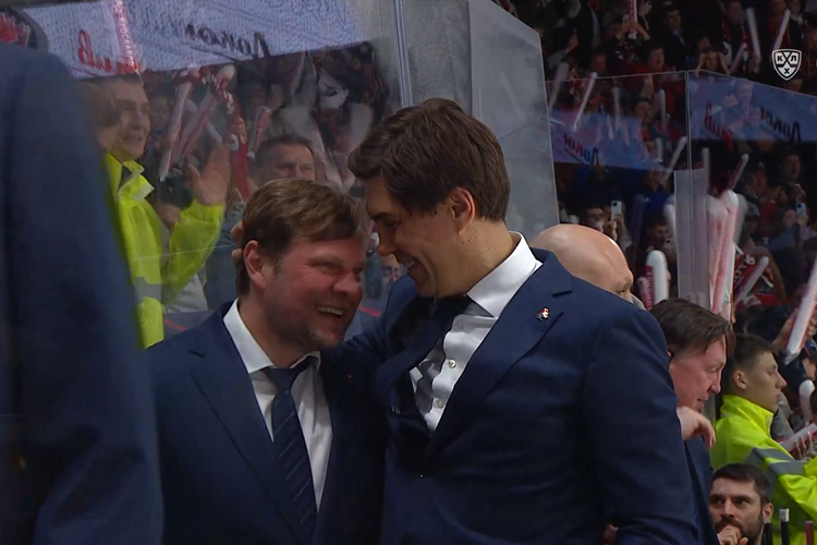    Антон Курьянов (слева) и Игорь Никитин / скриншот: трансляция КХЛ ТВ