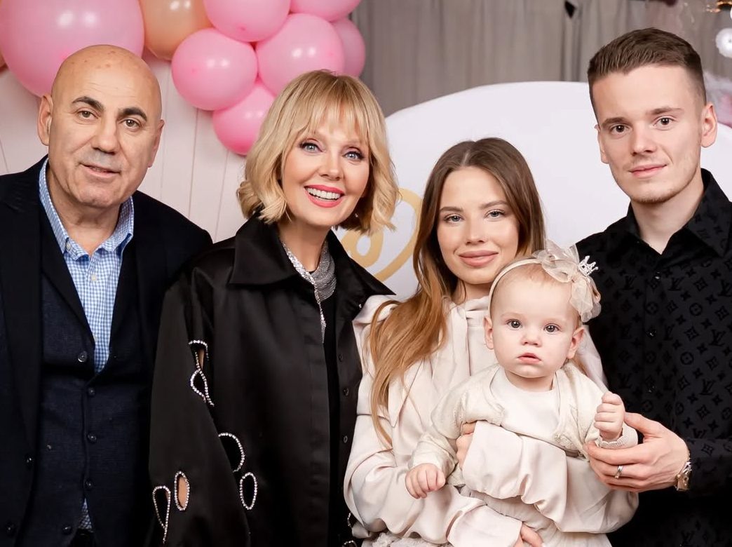    Валерия с Иосифом Пригожиным, невесткой Лианой, сыном Арсением и внучкой Селин. Фото: cоциальные сети
