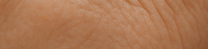 Незаметные в зеркале морщинки будут увеличиваться с каждым годом.