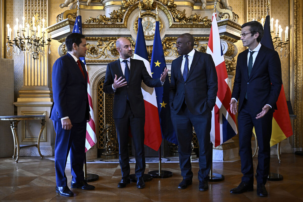     Госсекретарь США Марко Рубио (крайний слева) с европейскими коллегами / AP / Julien de Rosa