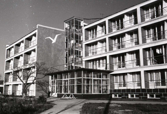 Гостиница 'Чайка' в г. Холмск. 1964 г. Источник: Личный архив Ивана Воробьева. Период: Советский Союз: 1947 - 1985 гг