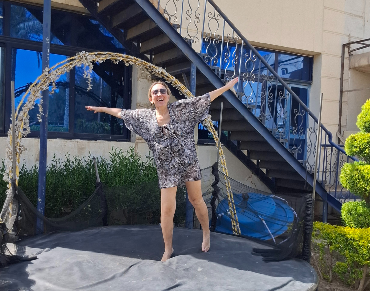 На чем-то, отдаленно напоминающем батут