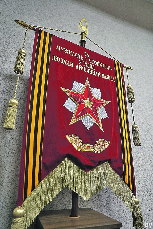 Так выглядит вымпел, которым награждают города. Фото: Егор ЕРМАЛИЦКИЙ/ИД «Беларусь сегодня»