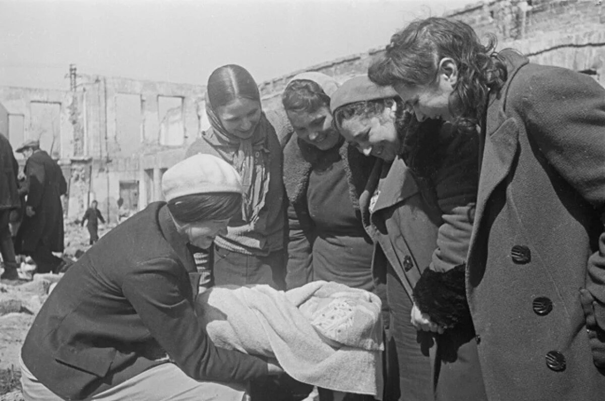    Когда в стране на 100 женщин всего 66 мужчин, стать женой и родить в браке удаётся не каждой.