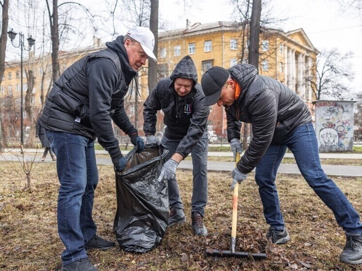     Алексей Орлов на субботнике. Фото: екатеринбург.рф