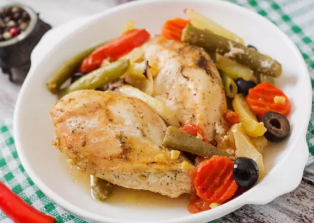 Запеченная куриная грудка с овощами. Источник фото kasheloff.ru