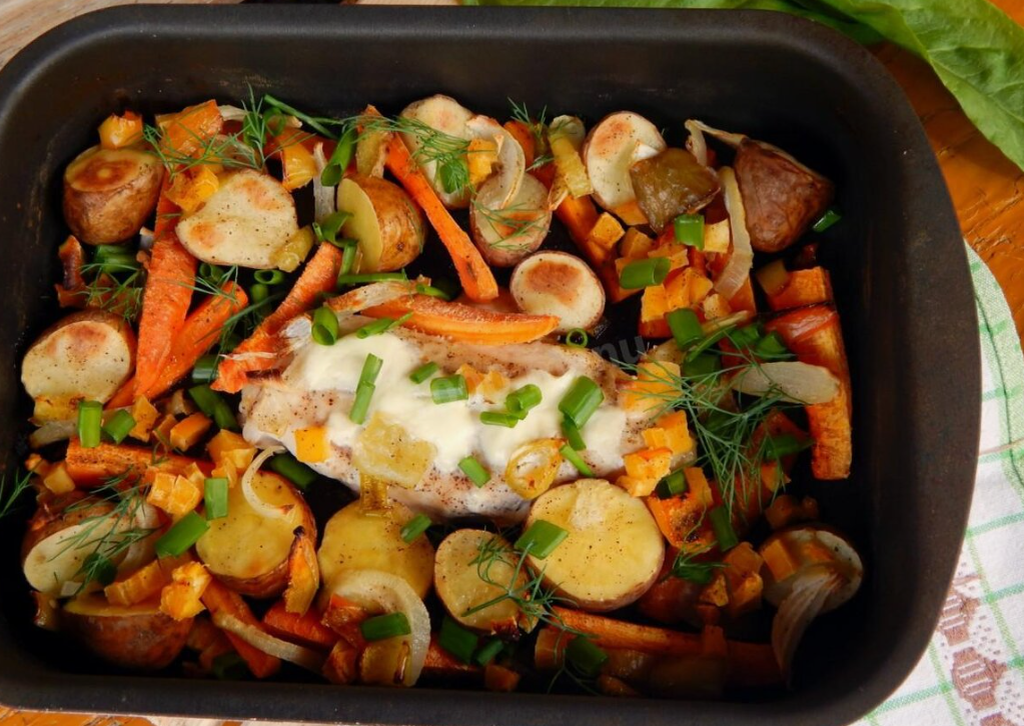 Запеченная куриная грудка с овощами, в том числе и с картофелем. Источник фото findimage.site