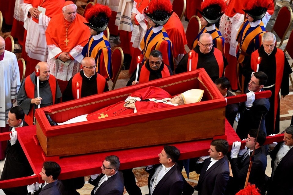    Il Messagero: yfа лице покойного Папы Римского Франциска заметили синяк REUTERS