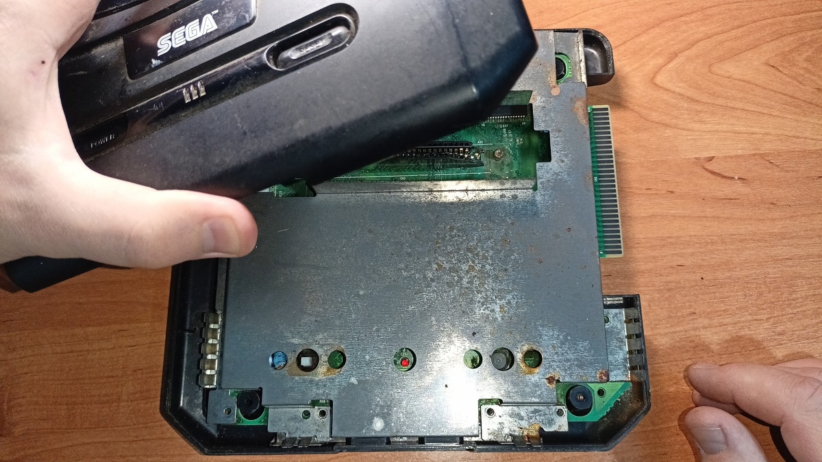 Владелец сказал, что там проводок отпаялся и слот подправить, но паять он не умеет и отправил ее мне!