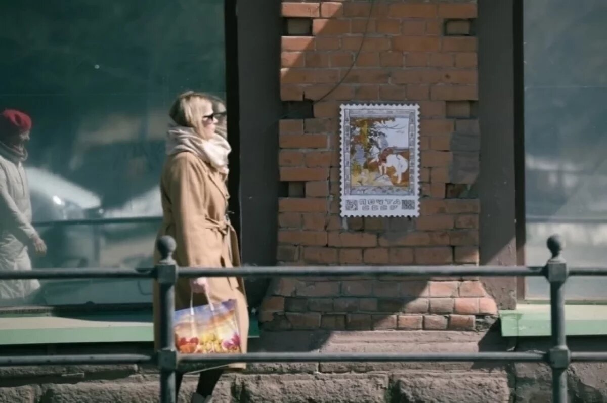    Огромные почтовые марки появились на исторических зданиях Томска