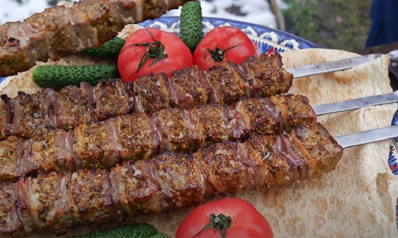 Необычный узбекский шашлык с армянским акцентом: секреты сочного мяса от узбекских мастеров