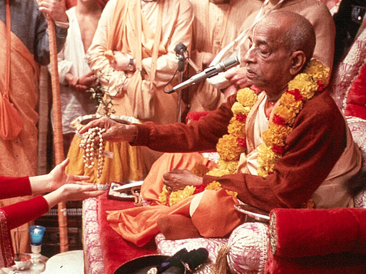 Чтобы понять истину, нужно: пран̣ипа̄тена — обращением к духовному учителю; обращаться к духовному учителю необходимо с глубоким почтением и уважением. Парипраш́нена — смиренными вопросами; искусство задавать вопросы это, так же одна из квалификаций ученика, такие вопросы должны касаться Абсолютной Истины. Севайа̄ — служением; удовлетворение духовного учителя своим служением – это ключ к успеху!