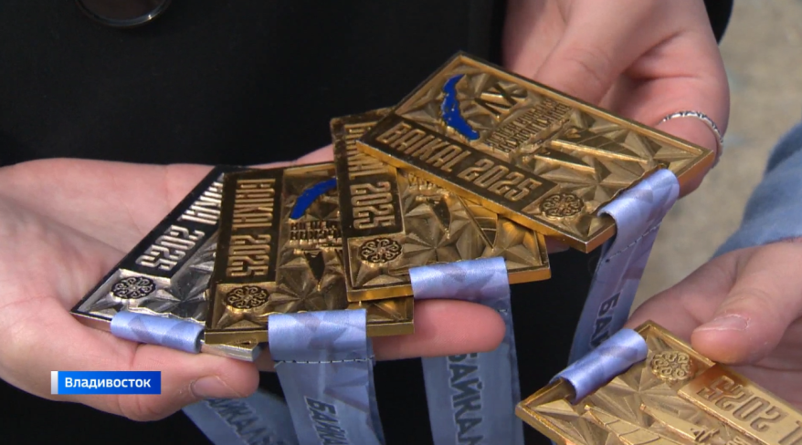 Многочисленные медали, завоевованные приморскими буеристками, на соревнованиях по льду Байкала