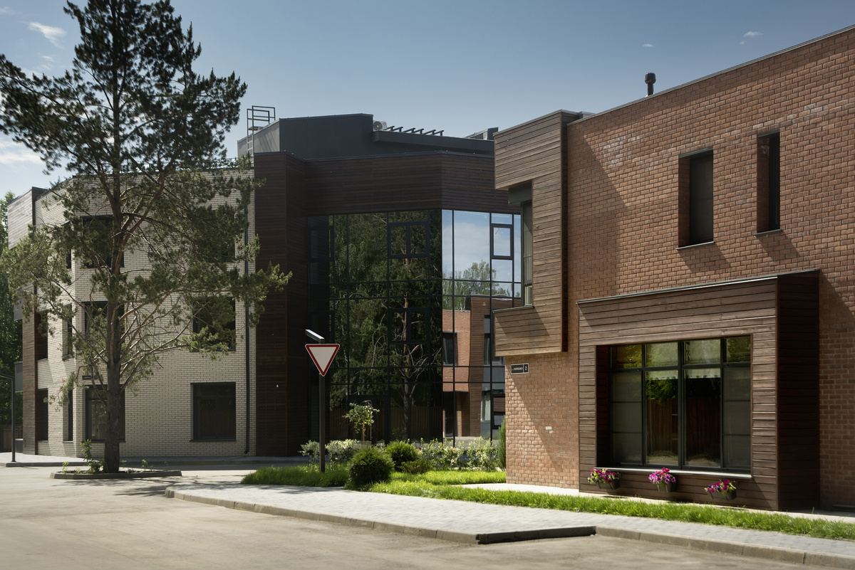 Квартиры в малоэтажных домах в рамках загородного поселка - одно из актуальных предложений переехать за город "на старость" - природное окружение и свежий воздух, небольшая жилая площадь и участок (фото поселок "Горизонт")