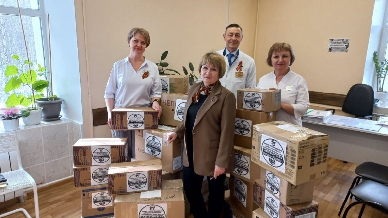    Медики городской больницы в Югре к праздникам собирают посылки для бойцов СВО и ветеранов ВОВ