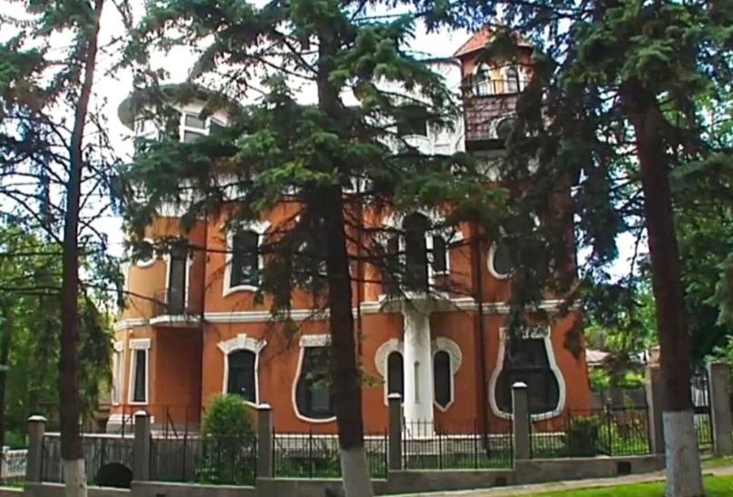 Доча Путята на улице Желябова