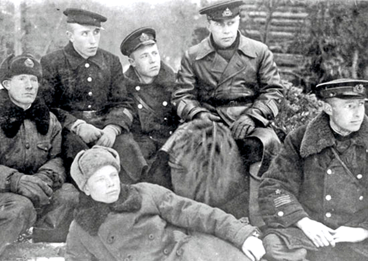 Полковник П. Н. Преображенский с экипажем своего корабля