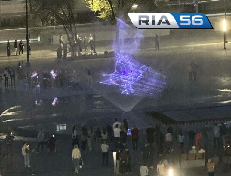    На светошоу у «Китайской стены» в Оренбурге в фонтане «плескались» зайцы и дельфины Белов Михаил Александрович