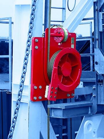 Механизм крепления мертвого конца талевого каната. На фото продукция компании Бентек (Германия).