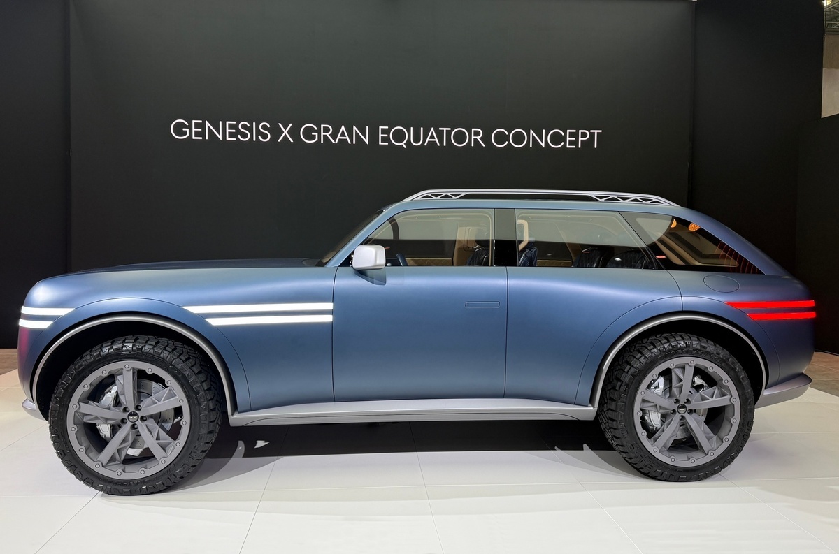    До сих пор дизайнерский язык марки не подразумевал брутальности, и даже кроссоверы Genesis имели подчёркнуто «легковую» внешность. «Экватор» выделяется сочетанием монументальных форм, очень лаконичных обводов и уже знакомых нам сдвоенных полос оптики. Динамику силуэту придаёт наклон задней стойки и длинный капот.   
[Automotive Rhythms](https://www.automotiverhythms.com/)