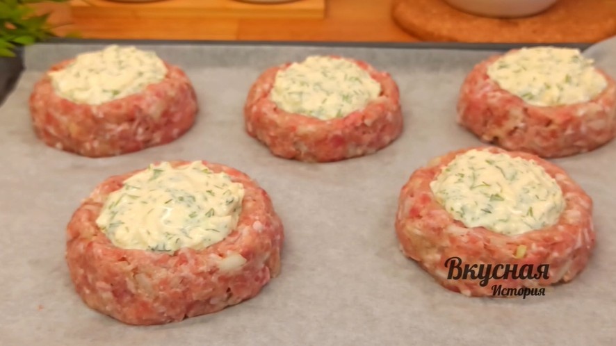 Блюдо из фарша, которое точно удивит вас своим вкусом. Ароматнейшие мясные ватрушки на обед или ужин.