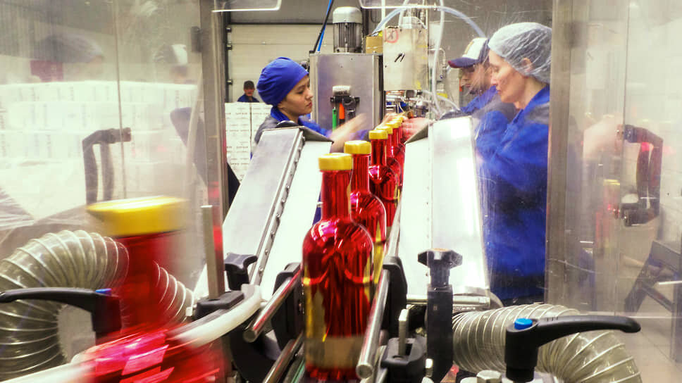 Производитель называет новый бренд крепкого напитка 100% российским, потому что он изготавливается исключительно из российского зерна.📷Фото: Евгений Павленко / Коммерсантъ