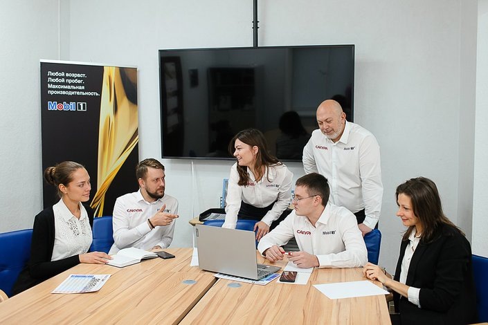    Сотрудники "Сакура Ойл"