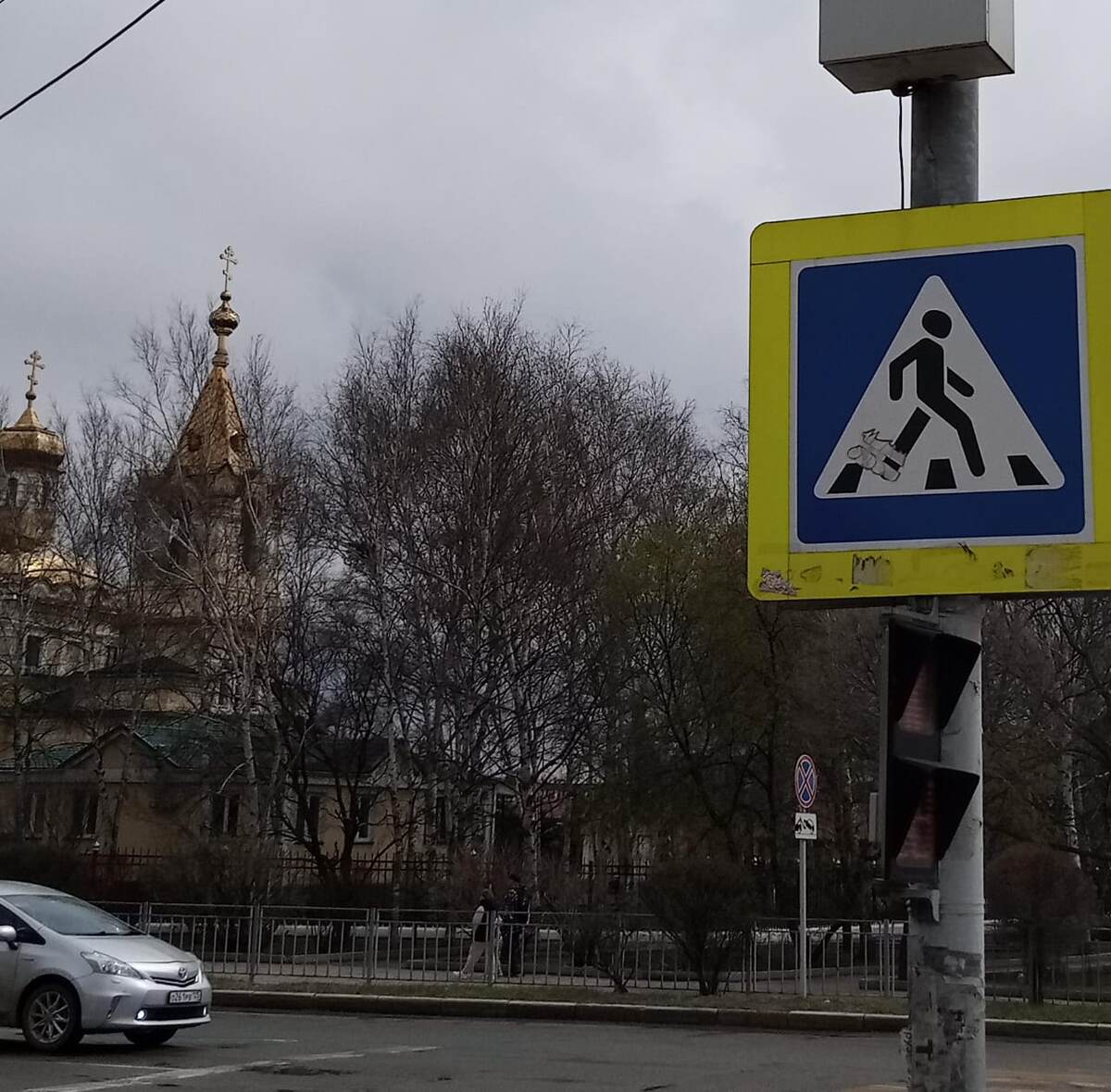 Это другой перекресток. Но здесь тоже водители не всегда соблюдают правила🙁. "Следи за собой ,будь осторожен".(фото моё)