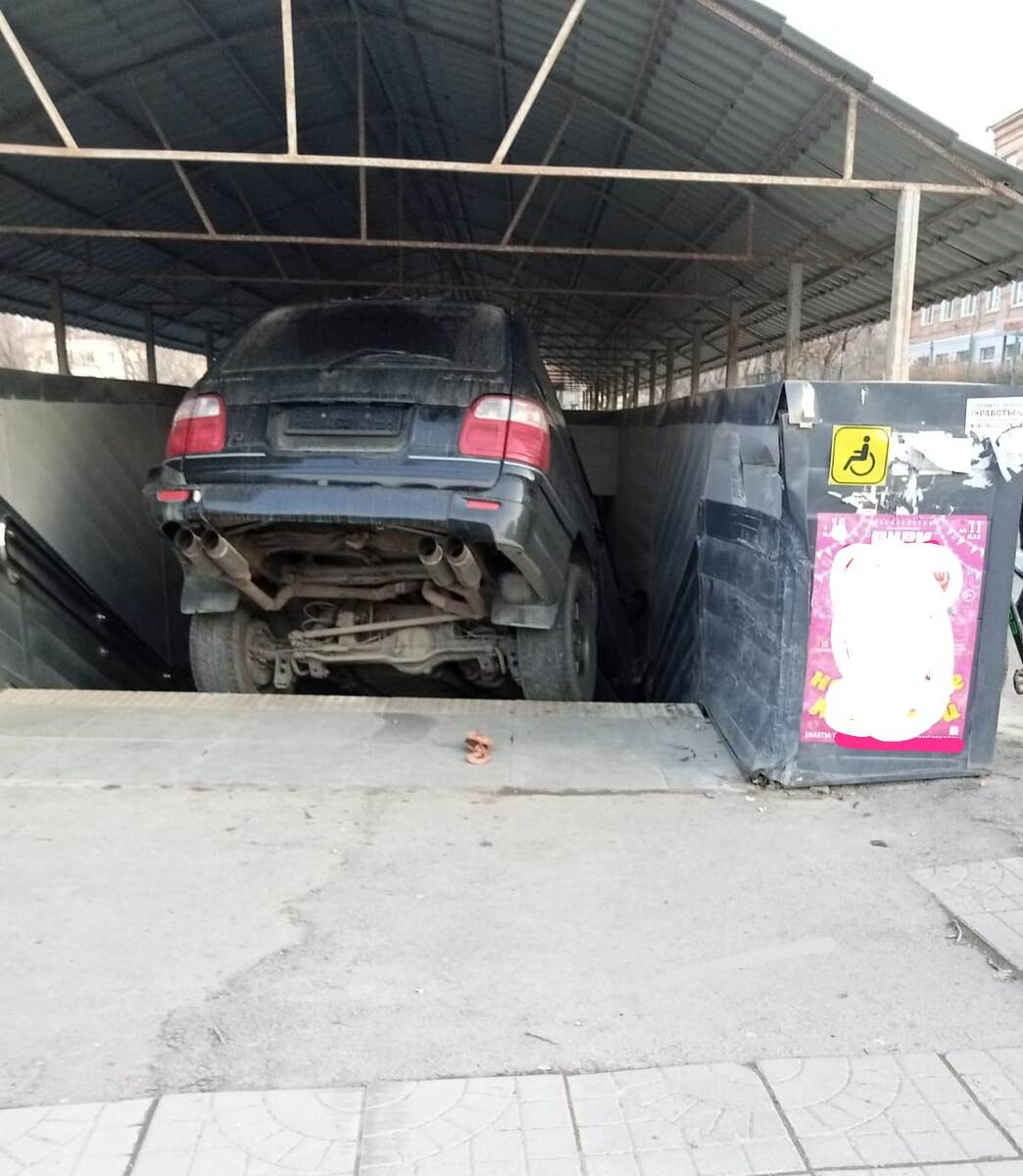 Единственный подземный переход в нашем городке. Все живы. Пострадала только машина, стены и ступени самого подземного перехода.( Фото моё)