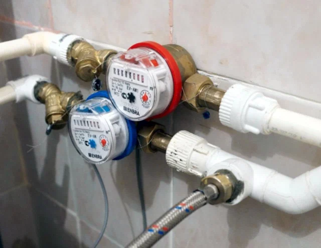 "Платить за воздух? Как УК наживается на сливе воды и законно ли это — полный гид для жильцов 2025"