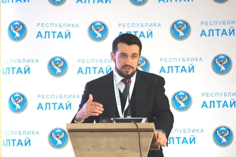    Александр Прокопьев на встрече с представителями туриндустрии Республики Алтай. Источник: t.me/asprokopyev