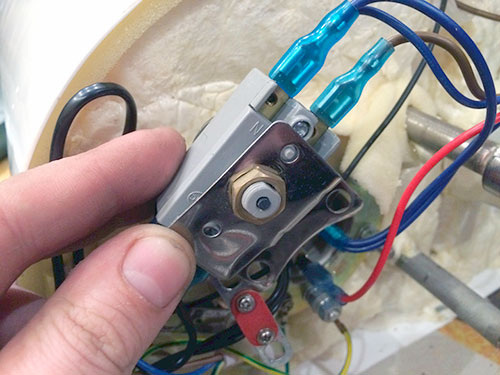 Защитный термостат  , бывают разных форм. Отключает питание если температура достигла 105 градусов , также бывают на разную максимальную температуру .