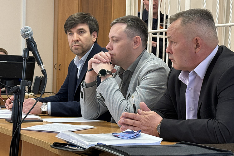    Адвокаты слева направо: Айрат Уразманов, Самат Гимадеев, Салават Закиров