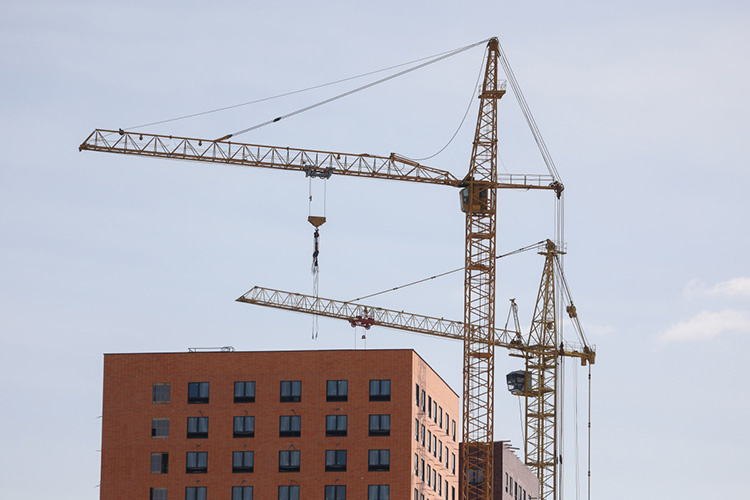    По данным «Дом.РФ», в I квартале 2025 года застройщики уменьшили количество стартов новых проектов почти на четверть.   
Фото: «БИЗНЕС Online»