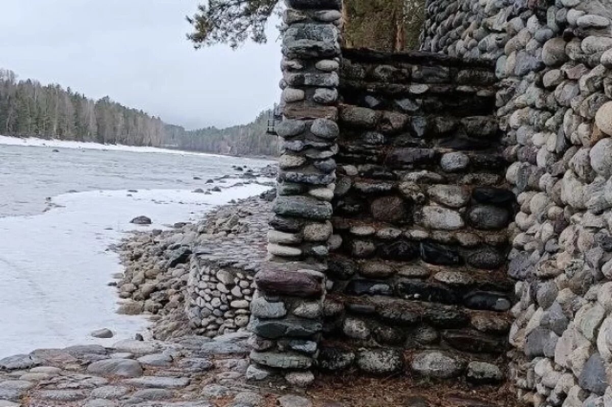    Надзорные органы заинтересовались «дворцом» на берегу Бии в Горном Алтае