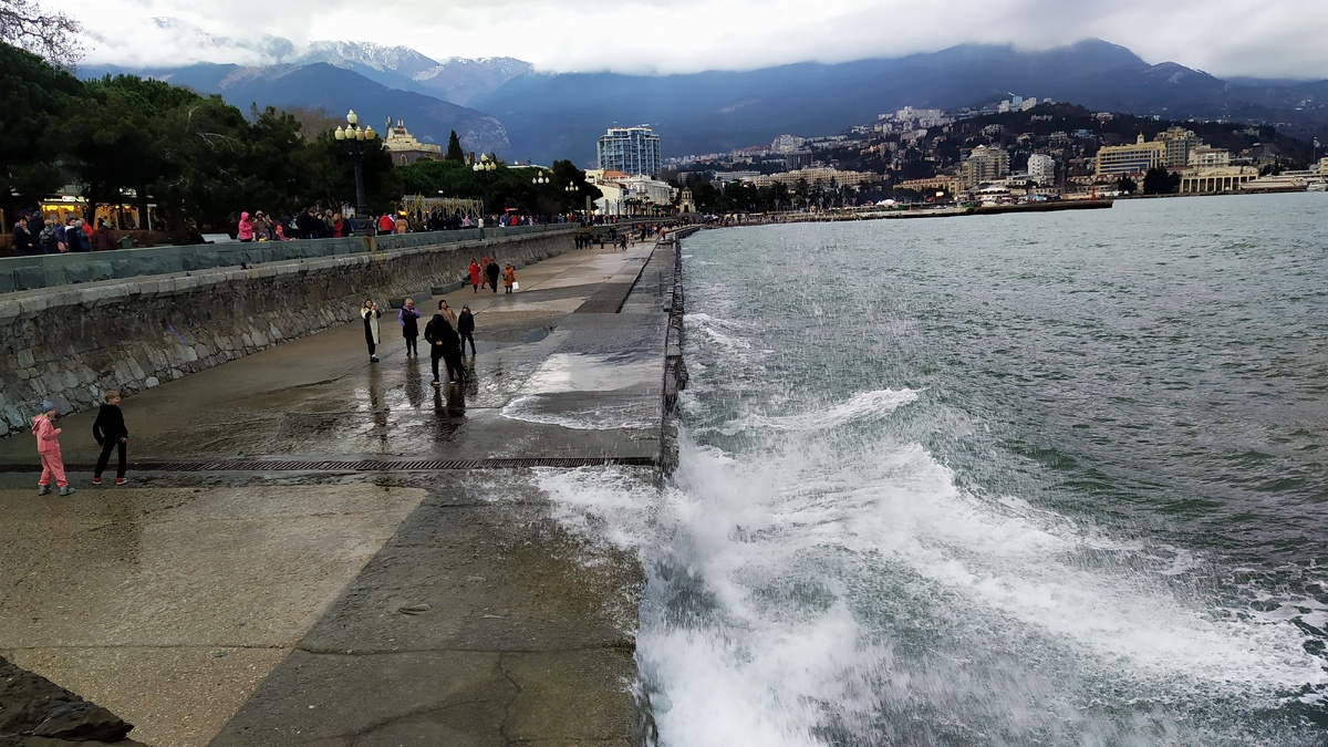 Набережная Ялты, январь