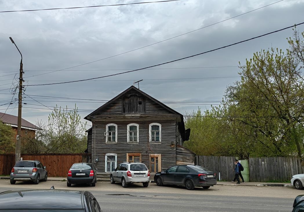 Стеклопакеты? Какие стеклопакеты? Вы тут не в Москвах ваших, ишь понаехали!