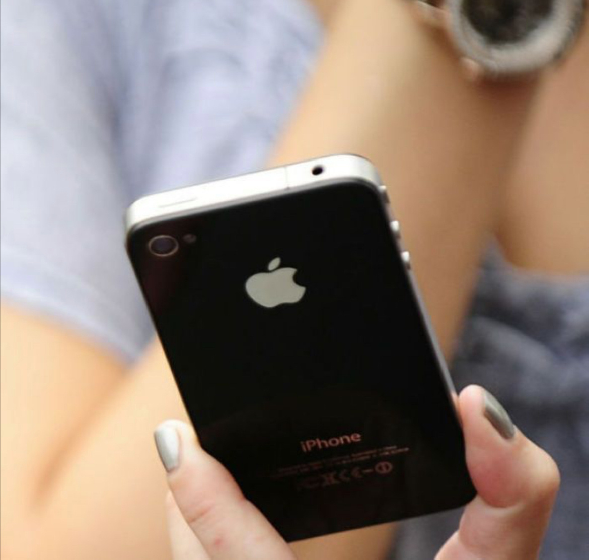 Помню первую свою крупную покупку- айфон 4й сама себе купила, просто взяв нужную сумму из заначки. 