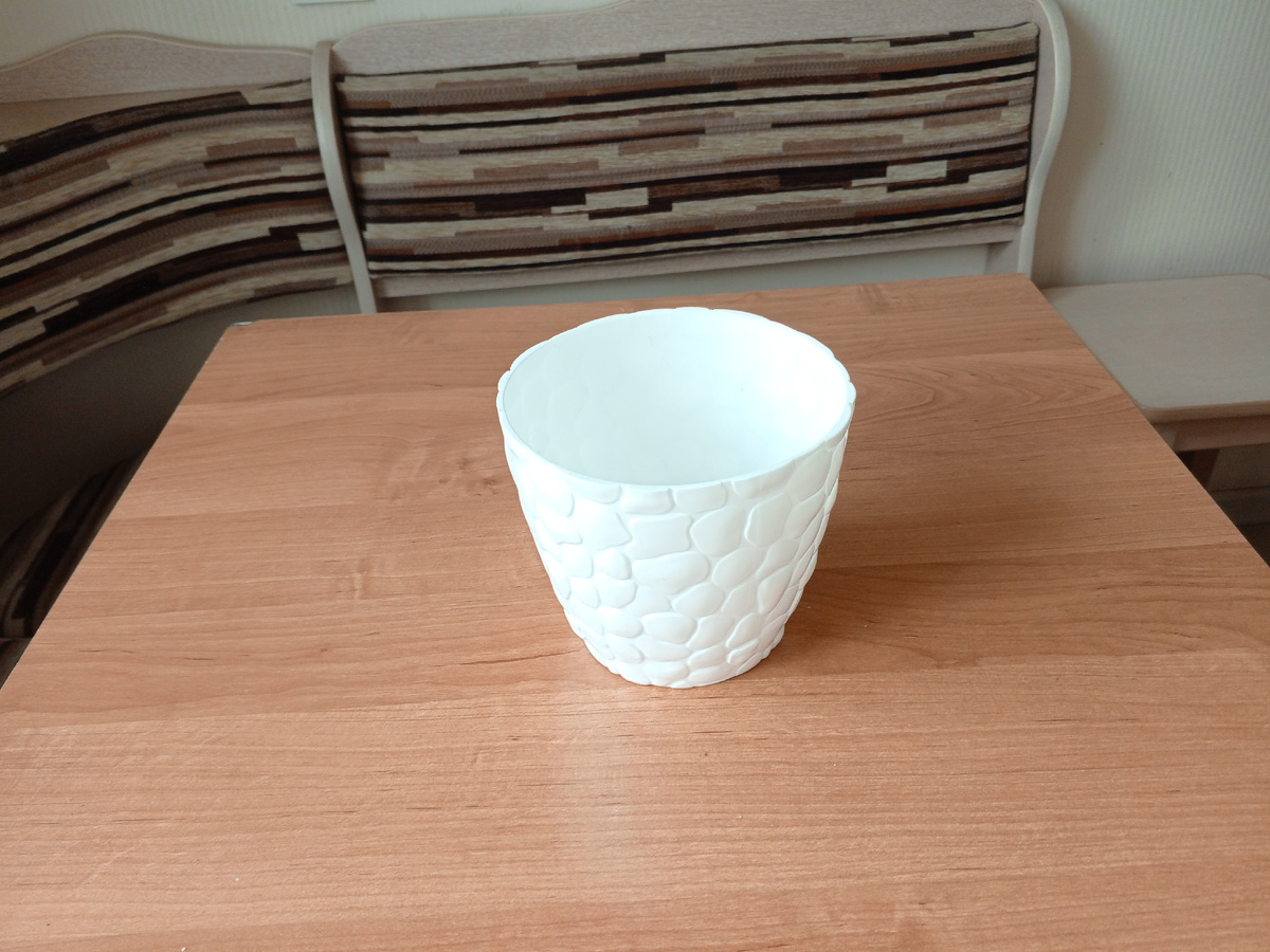 Выбрала для него такой горшочек.