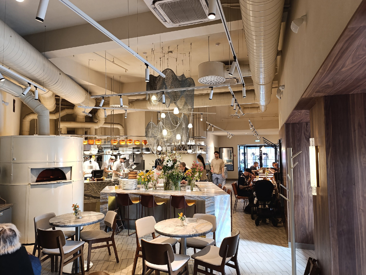 Рыболовные сети повисли на люстре, а печь и правда брутальная.