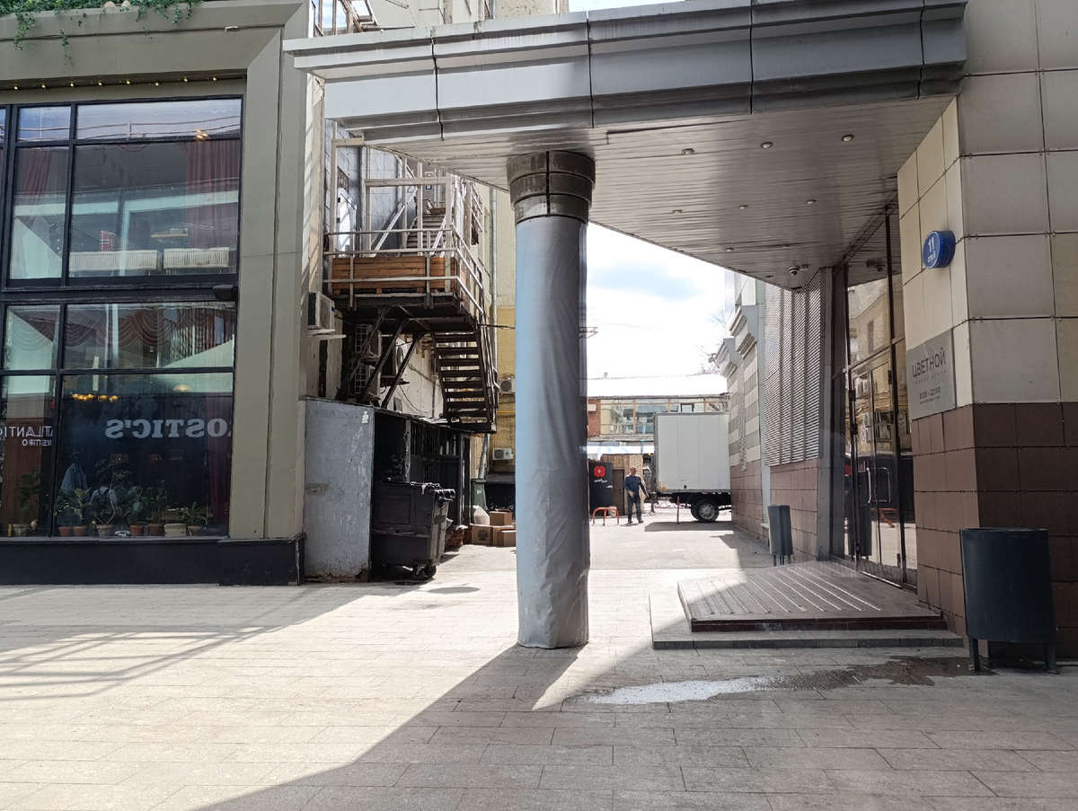 Вид из окна не очень вдохновляет.