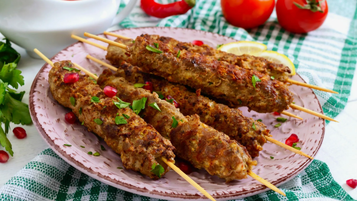 Фото с сайта https://immunocap.ru/photo/lyulya-kebab-svinina-kuritsa-retsept-na-mangale/15